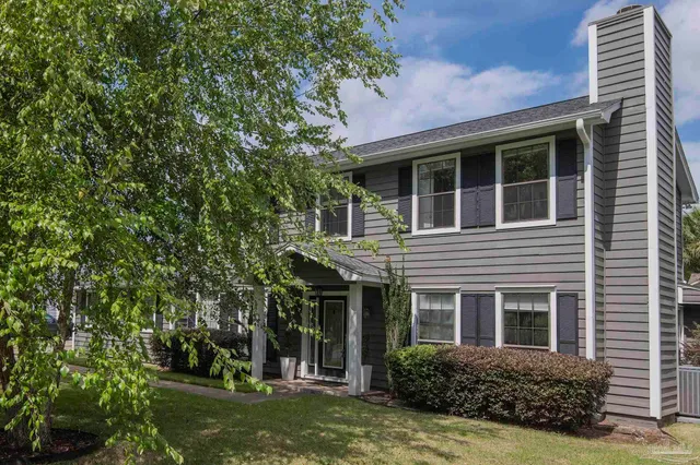 a view of house with front yard