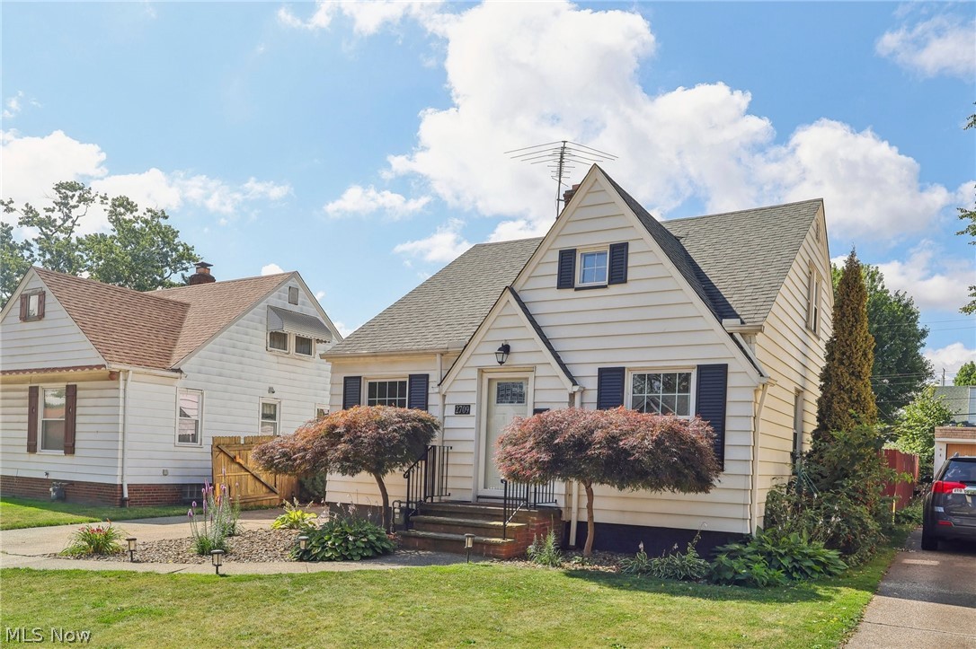 View of front of house featuring a front​​‌​​​​‌​​‌‌​‌‌​​‌​​​​‌​​​‌‌​‌‌‌ lawn