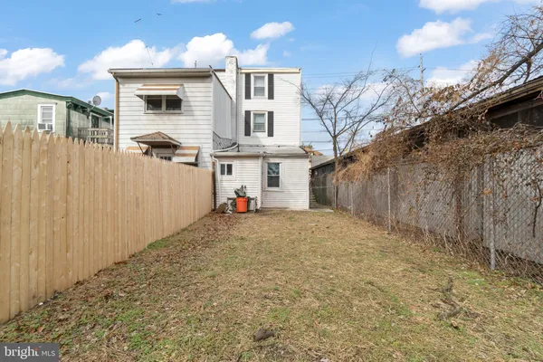 a view of back yard of the house