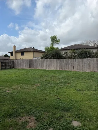 a view of a back yard