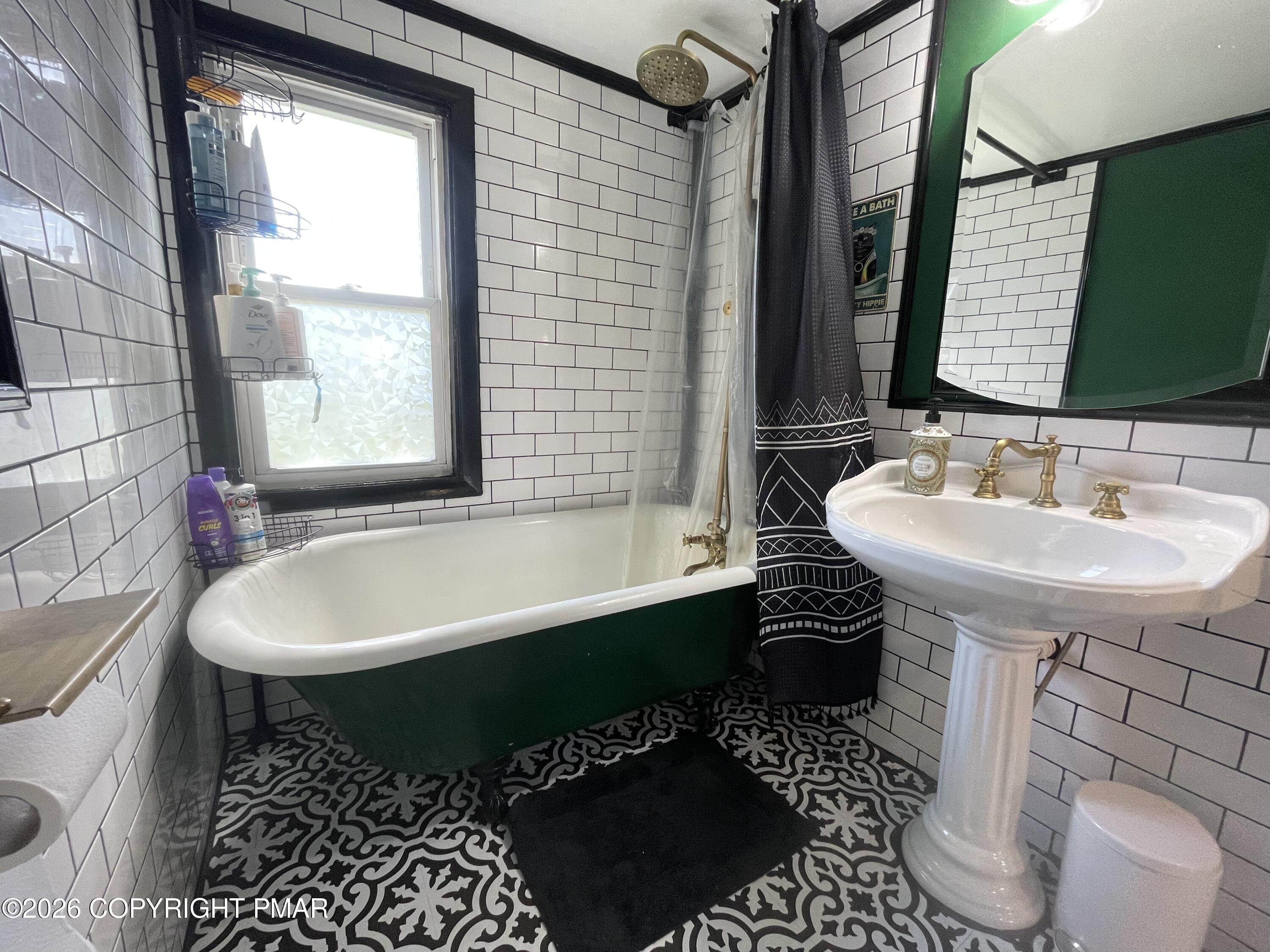 5780 Paradise Valley Road Cresco, PA 18326 - Photo 18 of 29 Tub