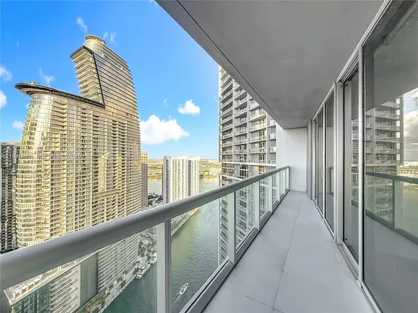 $6,000 | 475 Brickell Avenue, Unit 4215, Miami, FL 33131