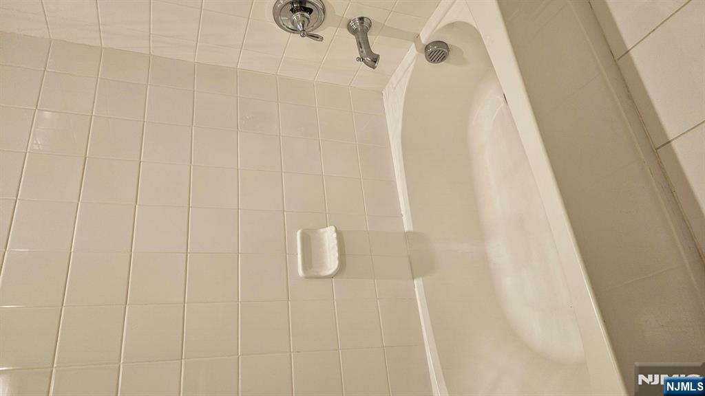 188 Aspen Drive, Unit 414 Cedar Grove, NJ 07009 - Photo 19 of 23 a bathroom with a bathtub