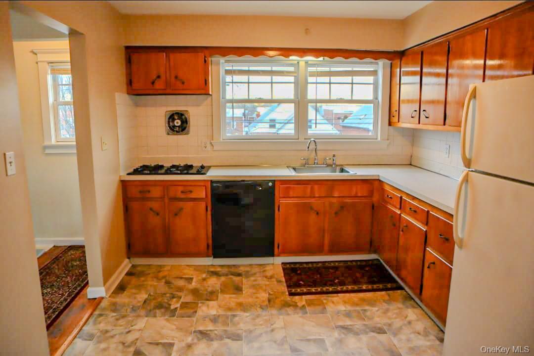 2233 Private Road Queens, NY 11357 - Photo 4 of 11