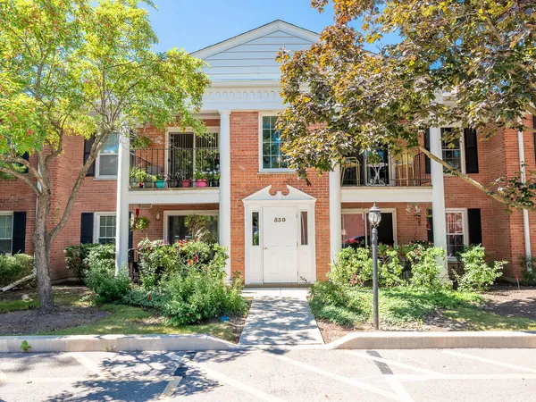 $2,400 | 530 Shorely Drive, Unit 104, Barrington, IL 60010
