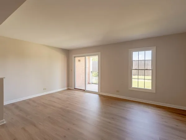 $2,400 | 530 Shorely Drive, Unit 104, Barrington, IL 60010