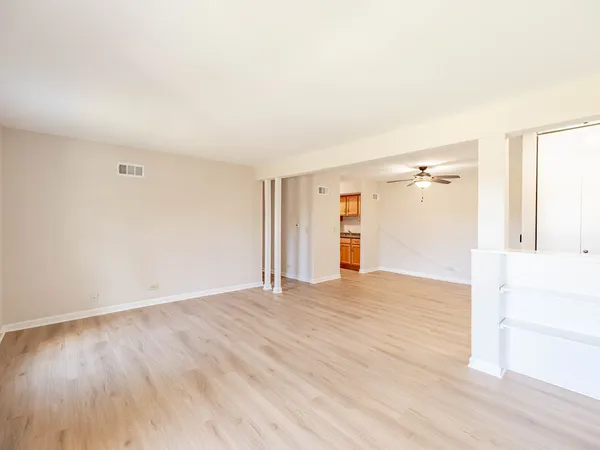 $2,400 | 530 Shorely Drive, Unit 104, Barrington, IL 60010