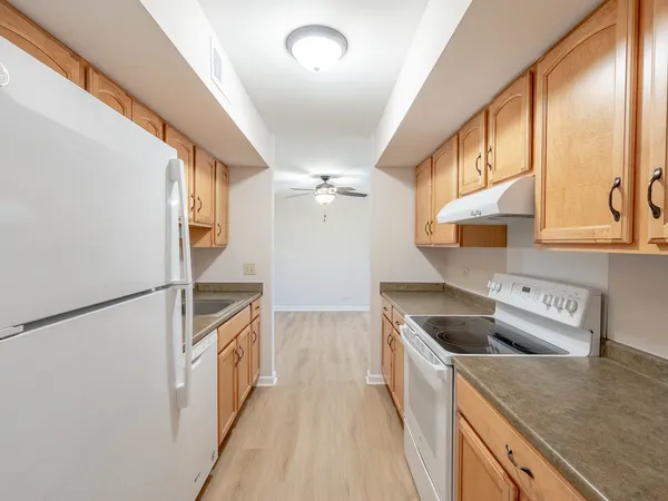 $2,400 | 530 Shorely Drive, Unit 104, Barrington, IL 60010