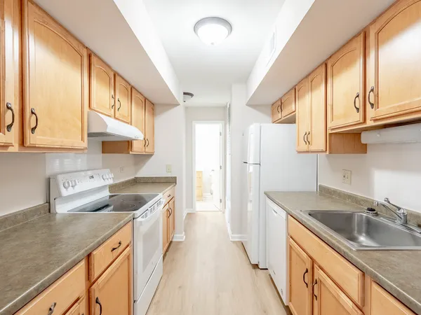 $2,400 | 530 Shorely Drive, Unit 104, Barrington, IL 60010