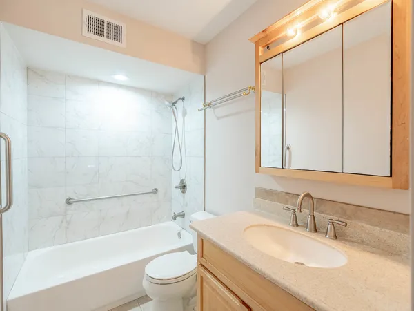 $2,400 | 530 Shorely Drive, Unit 104, Barrington, IL 60010