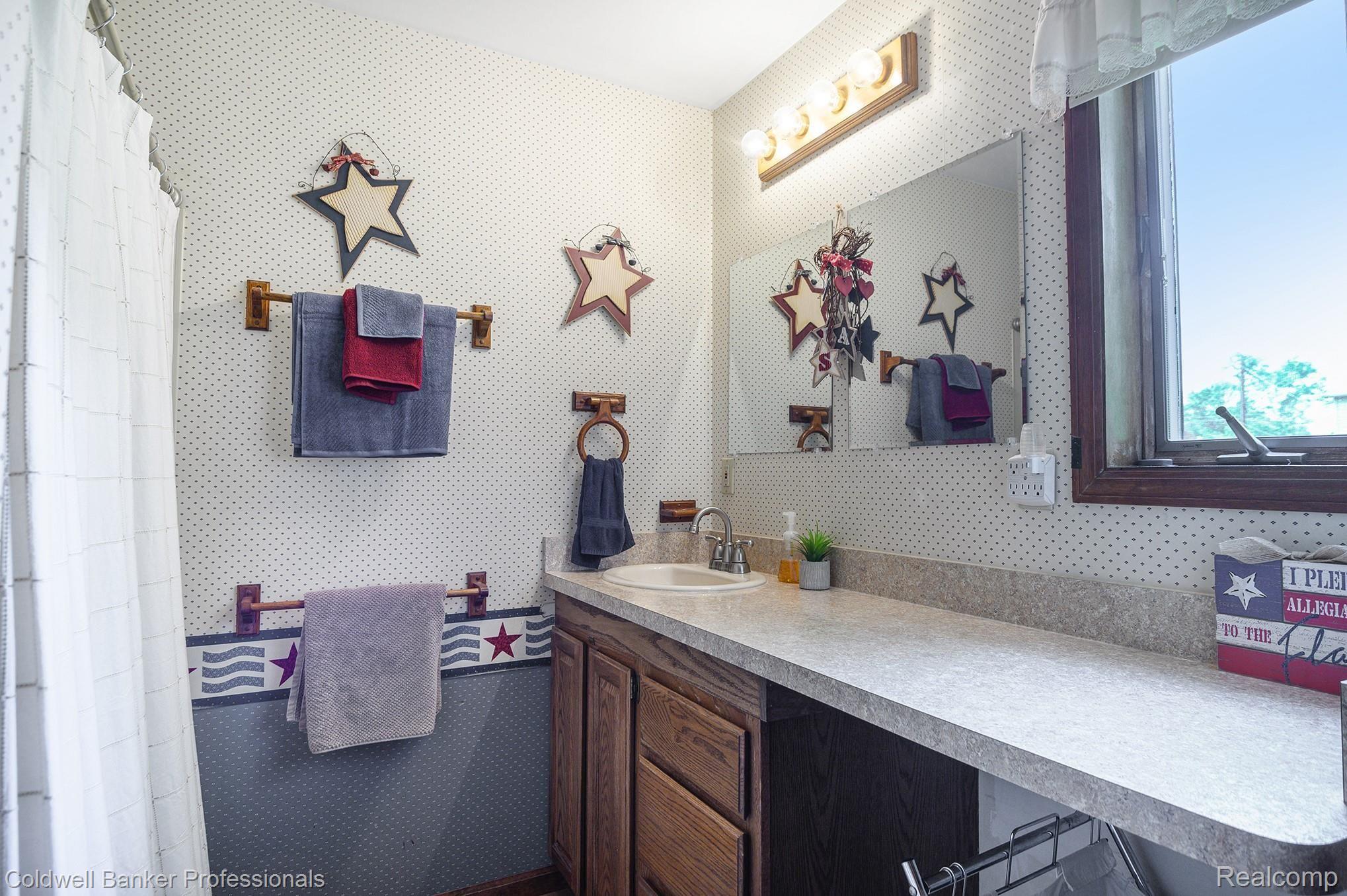 6522 East River Road Flushing, MI 48433 - Photo 21 of 29 Master Bath