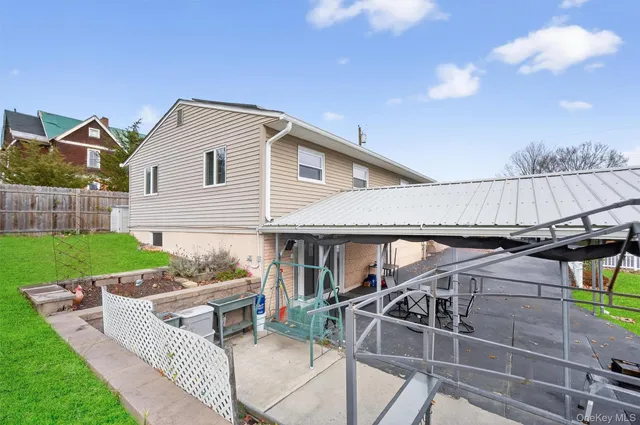 a view of a house with backyard and sitting area