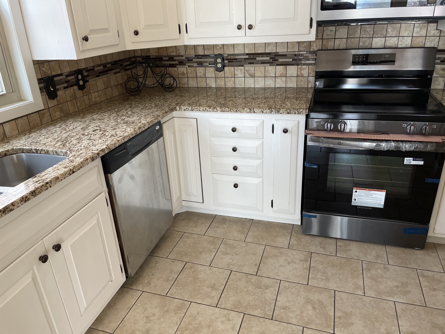 3512 Riverview Lake Road Metropolis, IL 62960 - Photo 14 of 20 a kitchen with granite countertop a stove and a sink