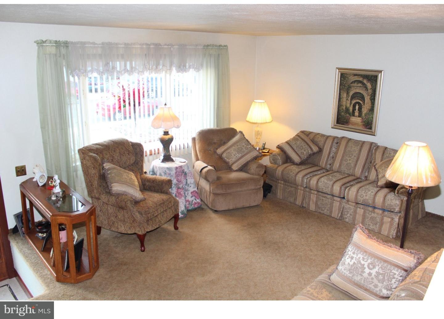 12705 Kenny Road Philadelphia, PA 19154 - Photo 2 of 6 Living Room