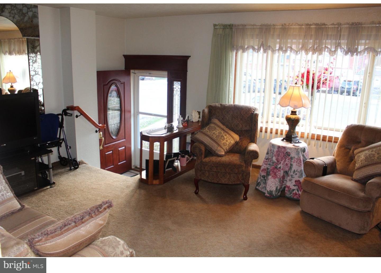 12705 Kenny Road Philadelphia, PA 19154 - Photo 3 of 6 Living Room