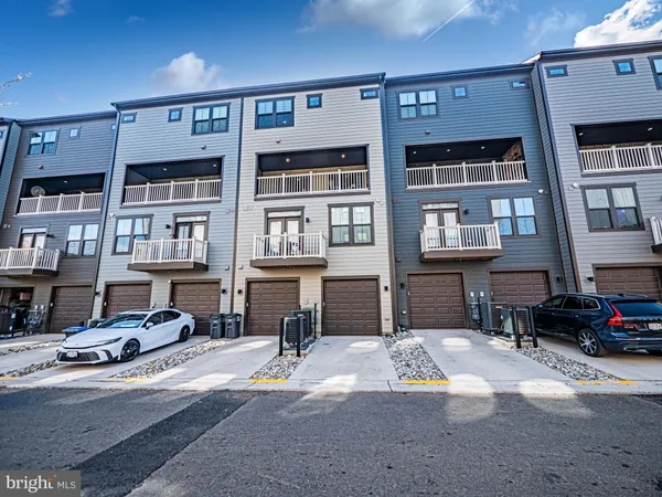 $700,000 | 14564 George Carter Way, Unit 119, Chantilly, VA 20151