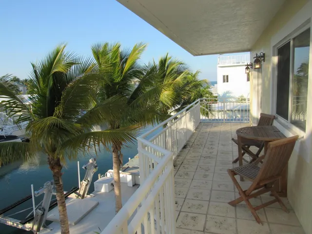 a view of a entryway with outdoor seating