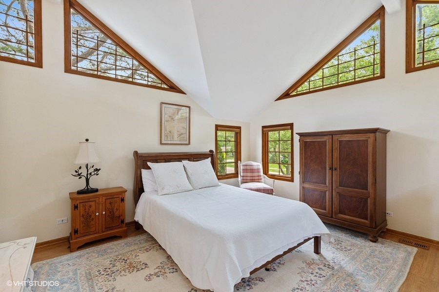 323 Wagner Road Northfield, IL 60093 - Photo 13 of 18 a bedroom with a bed and a dresser