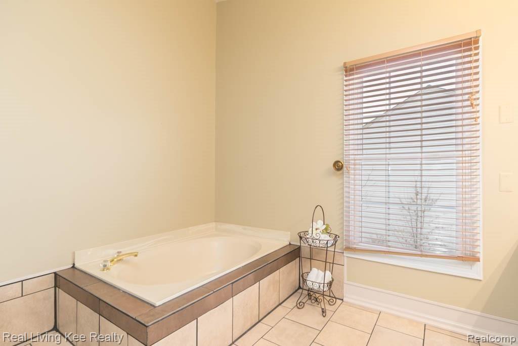 2362 Pleasant View Drive Rochester, MI 48306 - Photo 21 of 35 2362 Pleasant View Dr-24.jpg