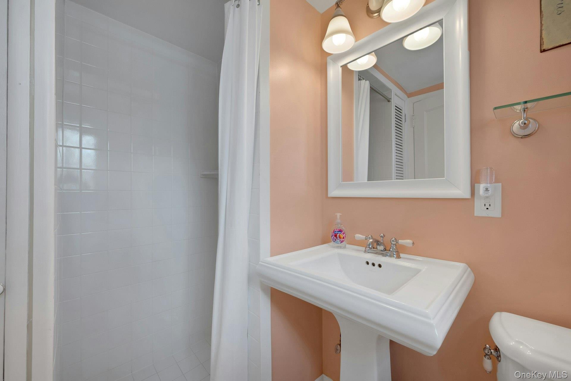 12 Barclay Road Scarsdale, NY 10583 - Photo 16 of 32 En suite full bath off of 5th bedroom