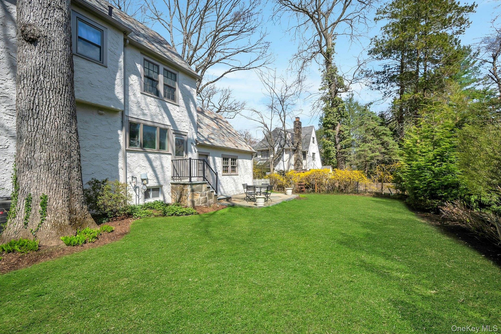 12 Barclay Road Scarsdale, NY 10583 - Photo 26 of 32 Cheerful level backyard