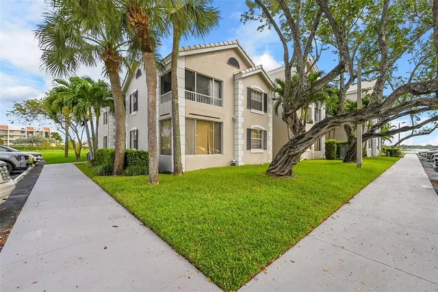 a view of a yard with palm trees