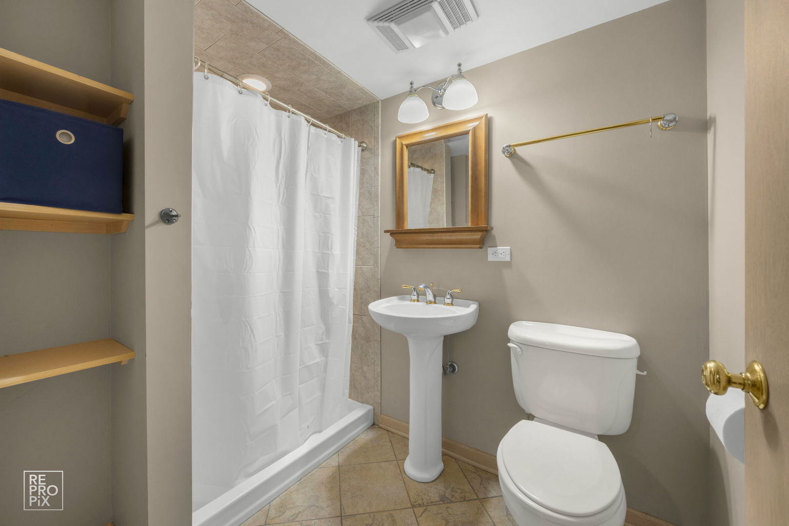 6872 North Loron Avenue Chicago, IL 60646 - Photo 14 of 25 a bathroom with a toilet a sink and shower