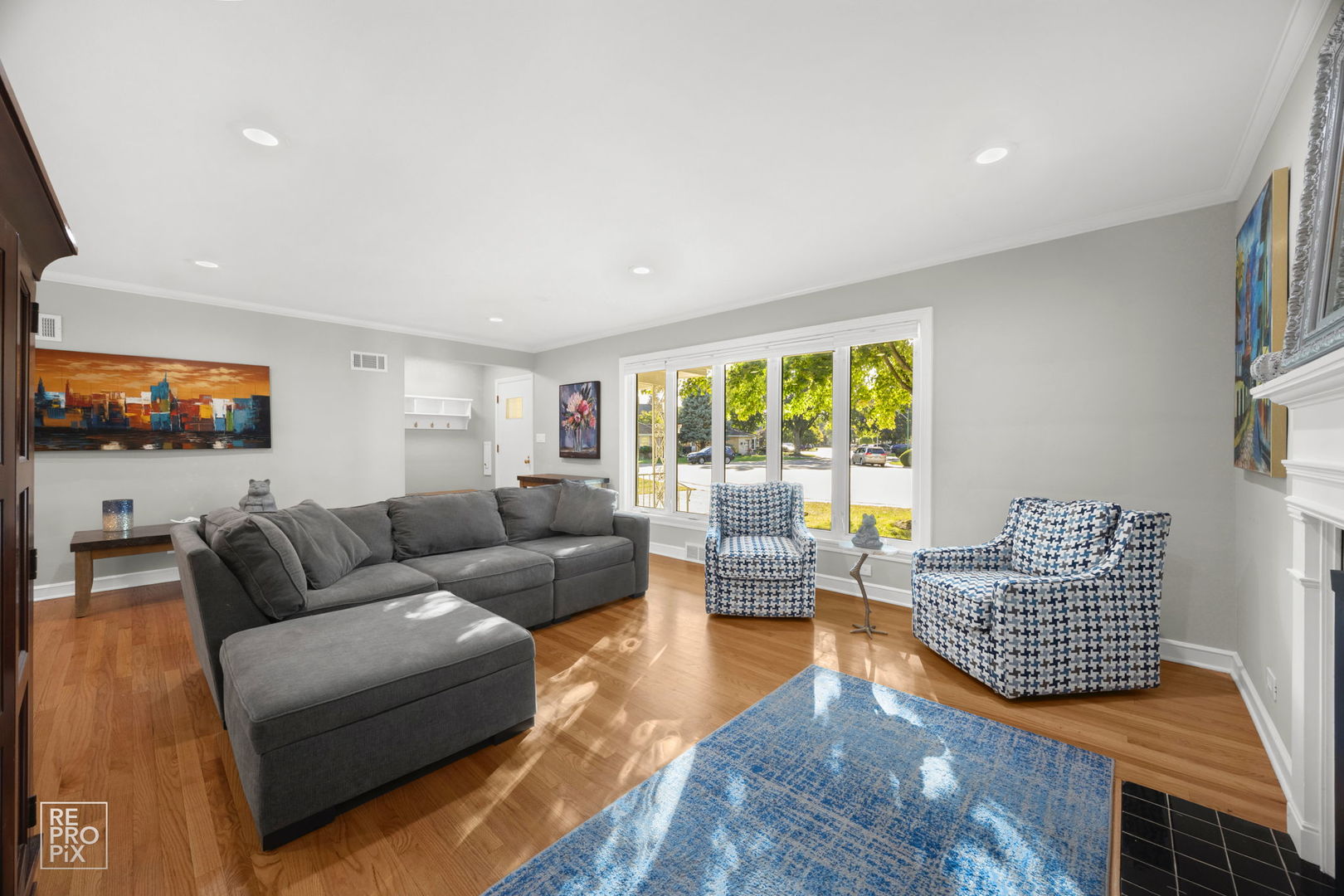 6872 North Loron Avenue Chicago, IL 60646 - Photo 18 of 25 a living room with furniture and a flat screen tv