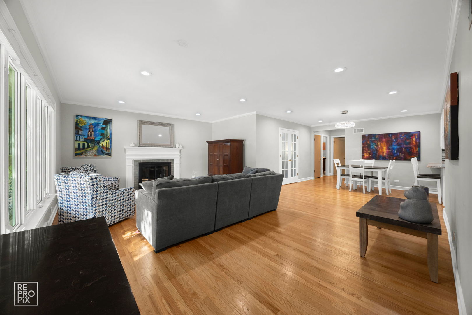 6872 North Loron Avenue Chicago, IL 60646 - Photo 2 of 25 a living room with furniture and a flat screen tv