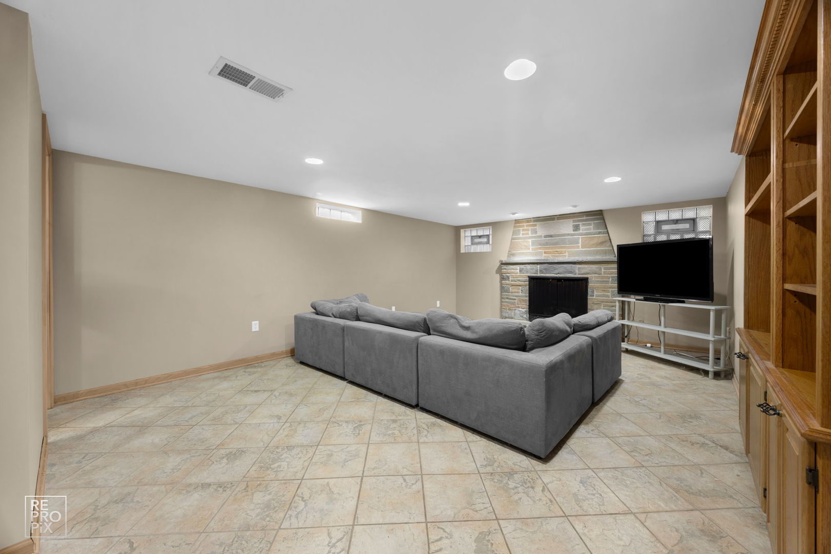 6872 North Loron Avenue Chicago, IL 60646 - Photo 10 of 25 a living room with furniture and a flat screen tv