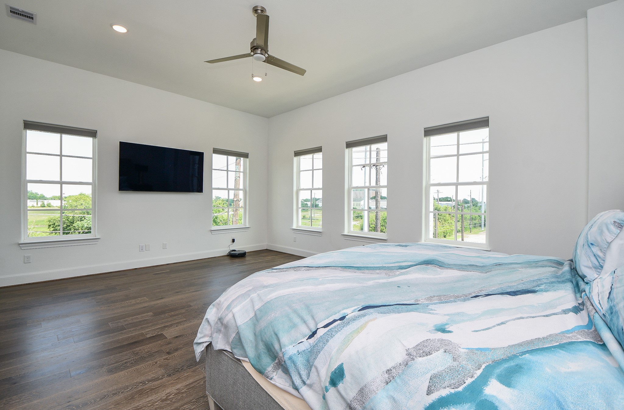 703 Bringhurst Street Houston, TX 77020 - Photo 16 of 27 3rd Floor Primary Bedroom