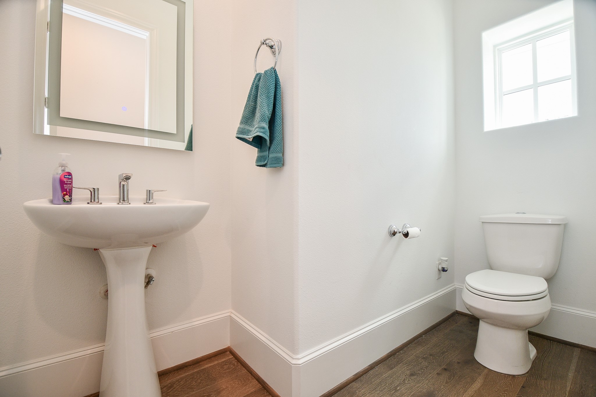 703 Bringhurst Street Houston, TX 77020 - Photo 22 of 27 2nd Floor powder Room with pedestal sink.