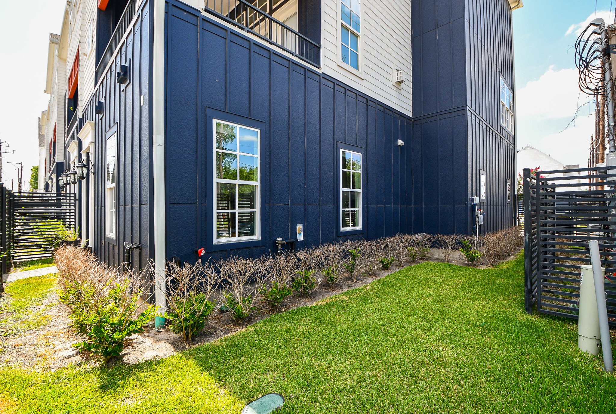 703 Bringhurst Street Houston, TX 77020 - Photo 24 of 27 Small Outdoor area around the back and side of house.