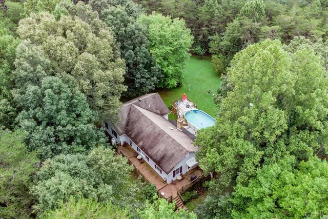 a picture of a wall with a white wall