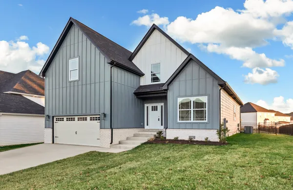 a view of a house with backyard