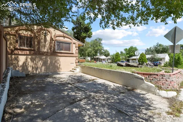 a view of a back yard