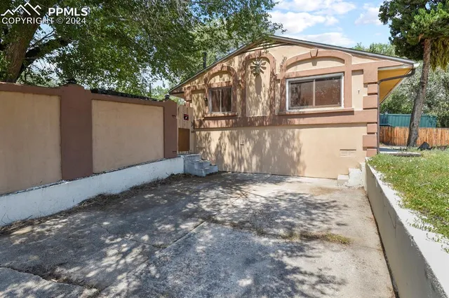 a view of a yard in front of house