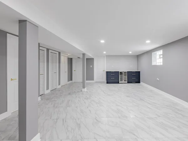 a view of empty room with a kitchen