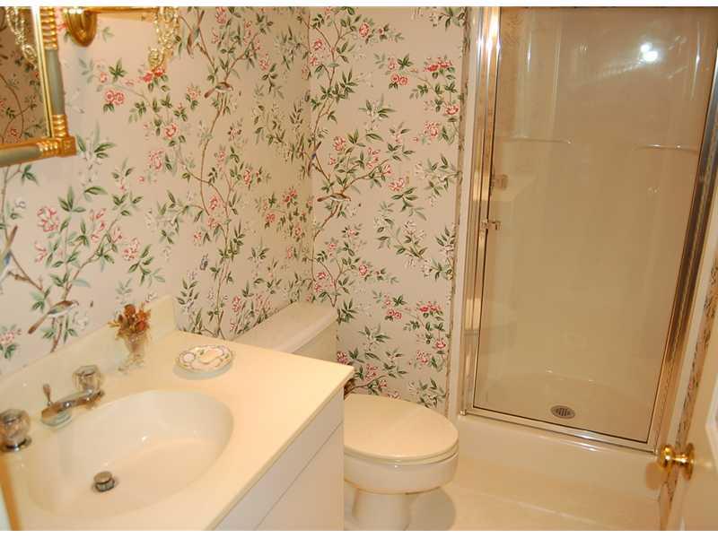 301 Schenley Road Pittsburgh, PA 15217 - Photo 11 of 14 Full Bath.