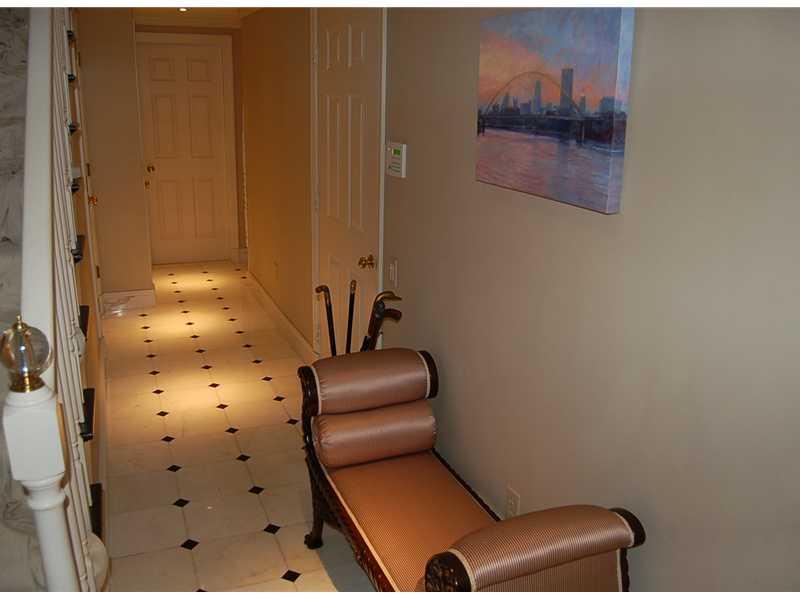 Entry/Foyer. 