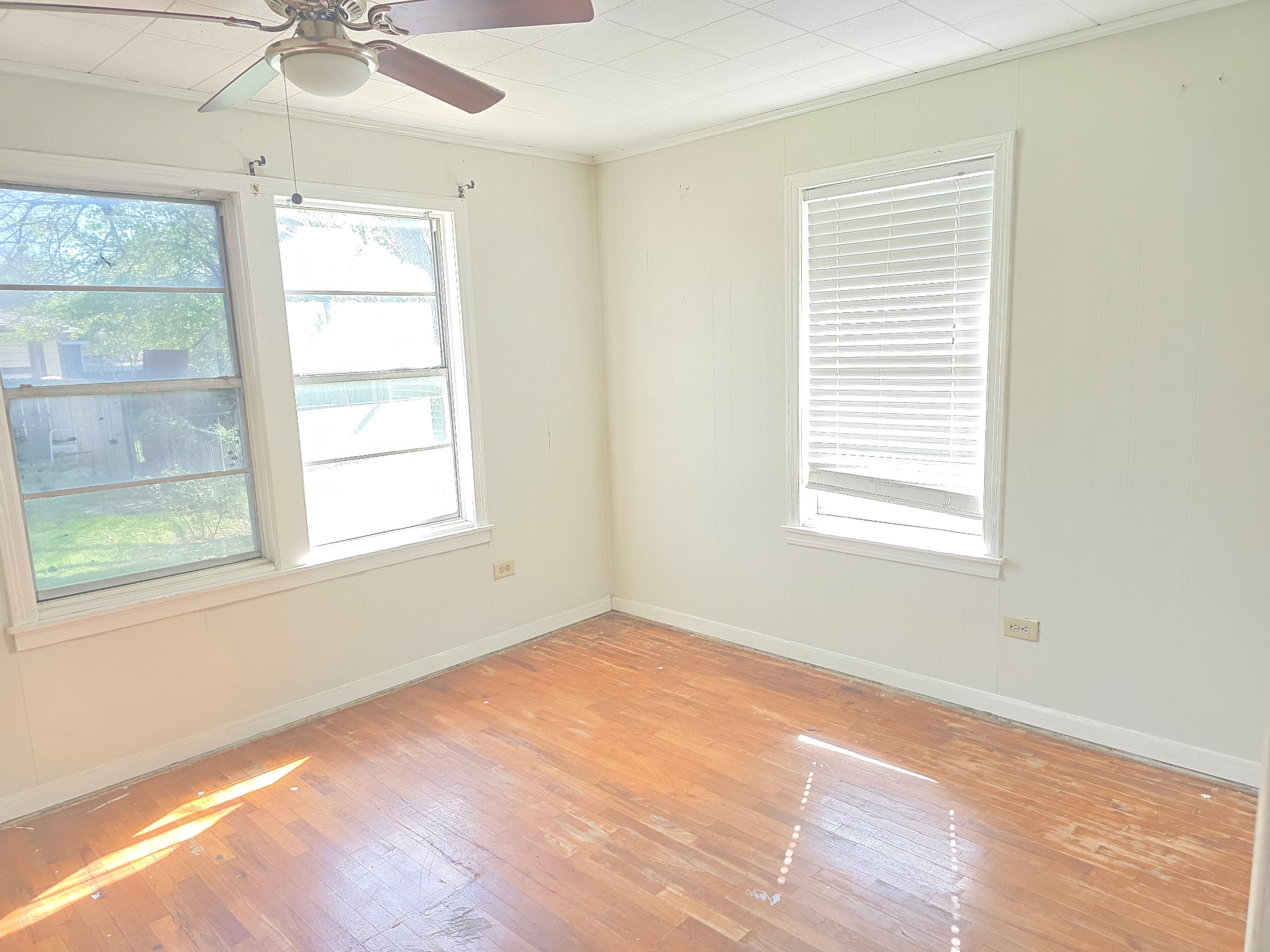 305 North 5th Street Thorndale, TX 76577 - Photo 14 of 20 a view of an empty room with a window