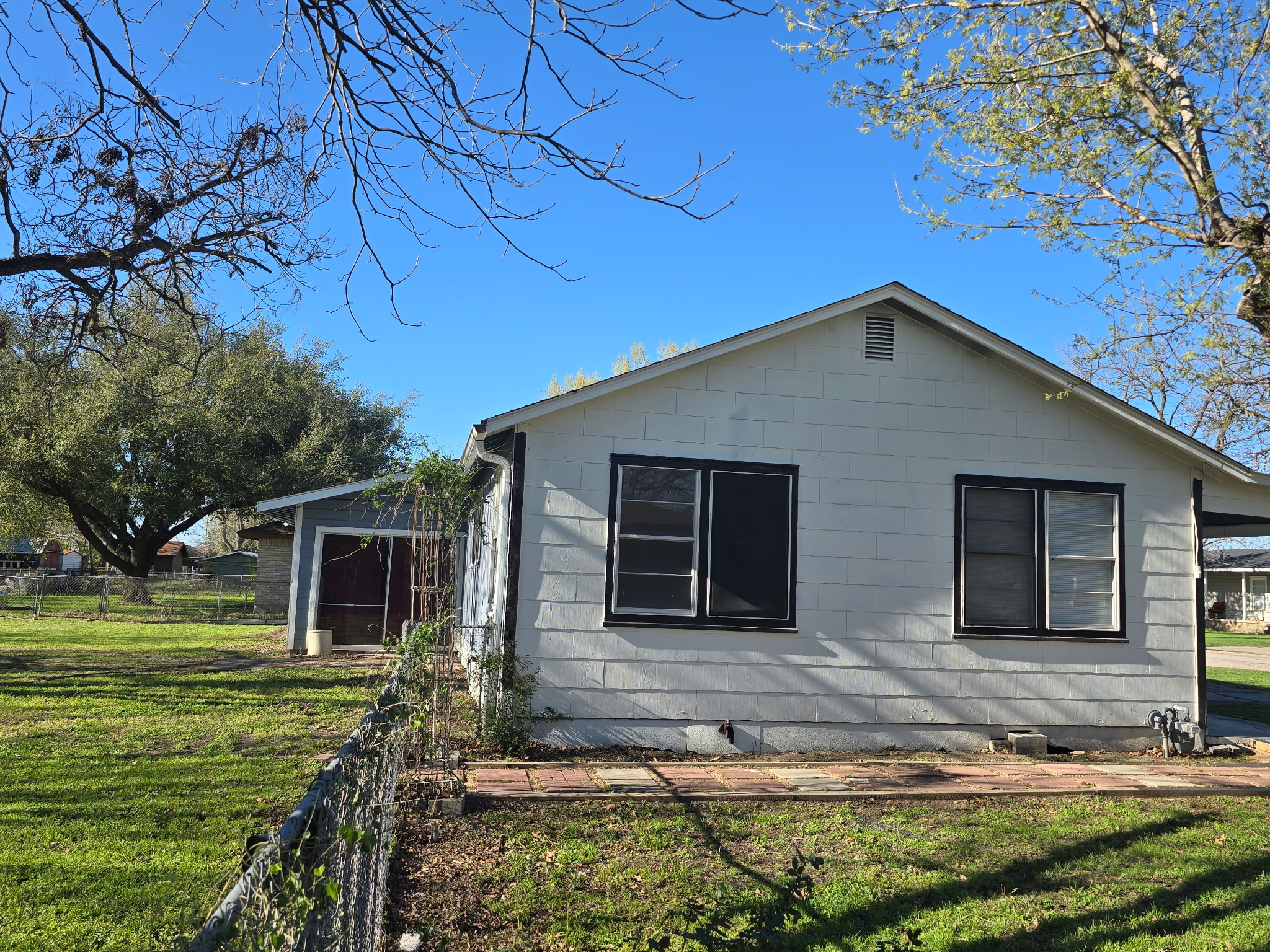 305 North 5th Street Thorndale, TX 76577 - Photo 17 of 20 a front view of house with yard