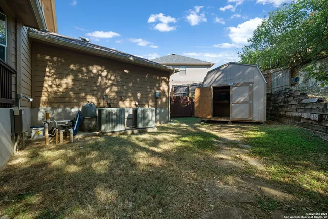 a view of a backyard