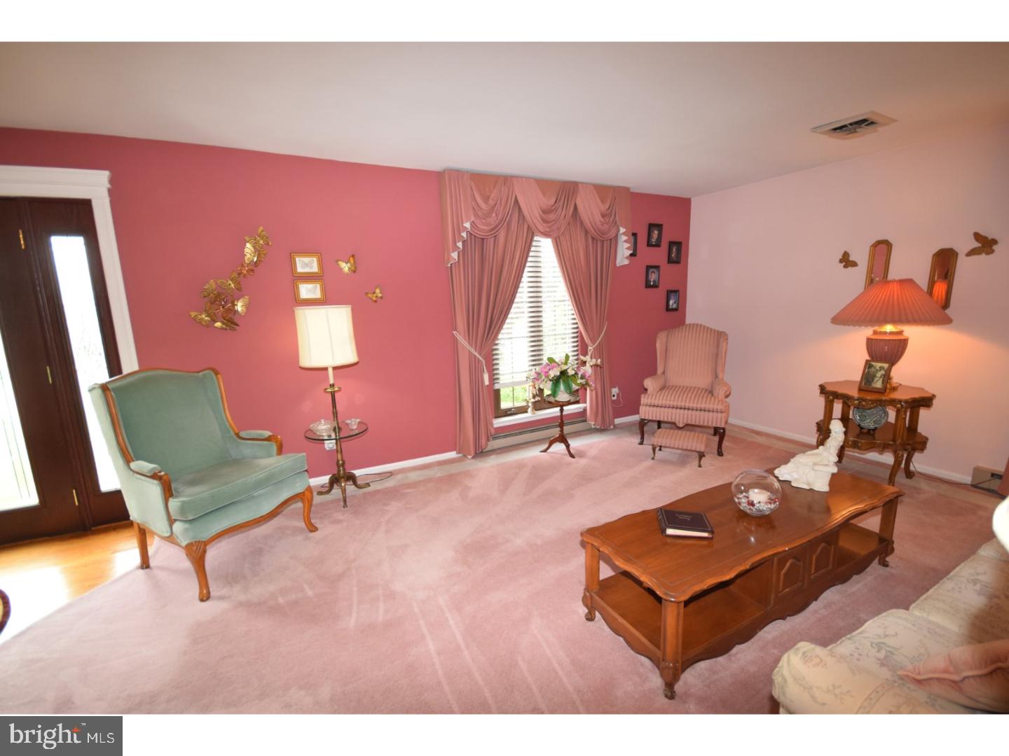 104 Grandview Road Springfield, PA 19064 - Photo 4 of 24 Living Room