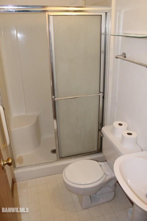 122 North Brodrecht Road Galena, IL 61036 - Photo 13 of 23 a white toilet sitting next to a bath tub