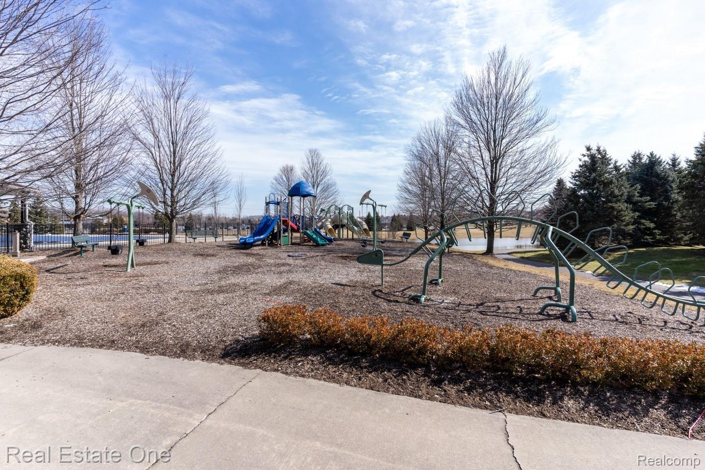 1107 Rock Valley Drive Rochester, MI 48307 - Photo 32 of 37 DSC05240.jpg