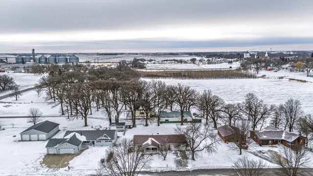 $250,000 | 609 8th Street East, Winthrop, MN 55396