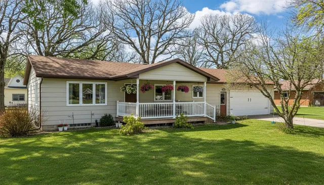 $250,000 | 609 8th Street East, Winthrop, MN 55396