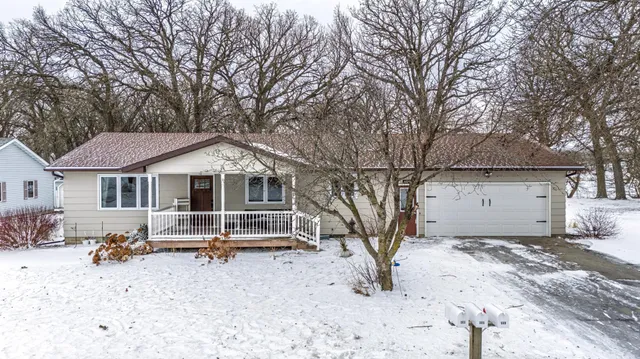 $250,000 | 609 8th Street East, Winthrop, MN 55396