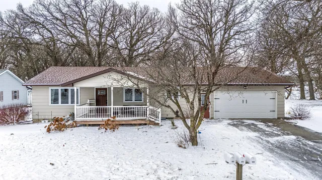 $250,000 | 609 8th Street East, Winthrop, MN 55396